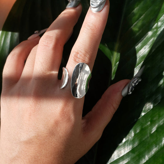 Model wearing sculptural fluid open ring with a polished finish and adjustable band – front view – SWEEKU jewelry