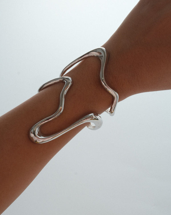 Irregular wavy statement bangle