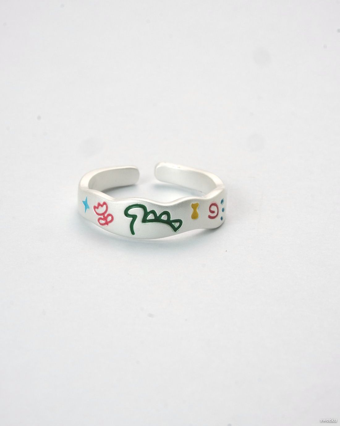 Adjustable silver enamel ring with colorful doodle design