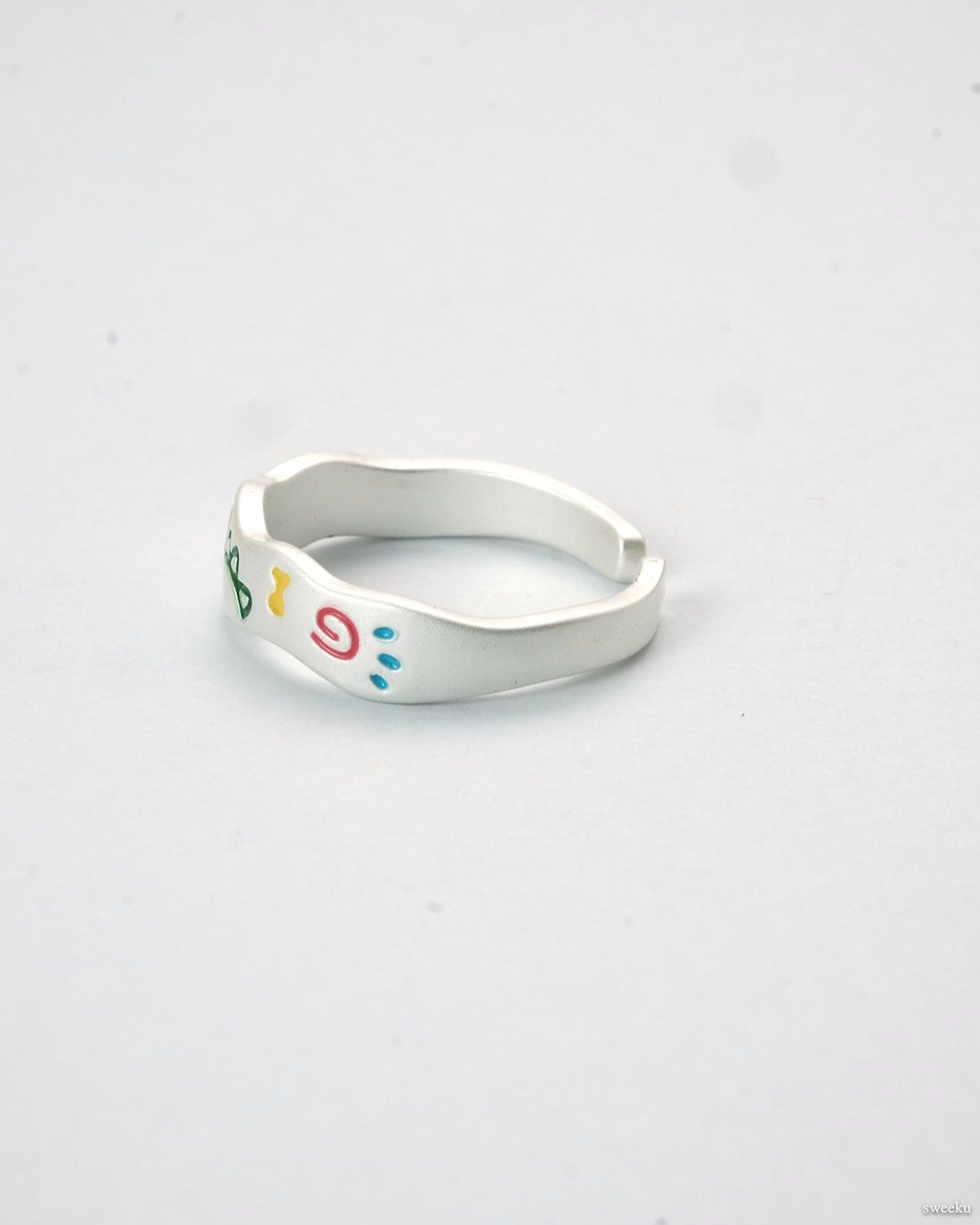 Adjustable silver enamel ring with colorful doodle design