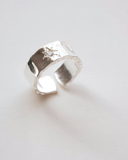 Hammered copper adjustable ring with an open band and a small polished star detail – detail – SWEEKU jewelry
