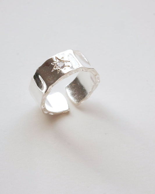 Hammered copper adjustable ring with an open band and a small polished star detail – detail – SWEEKU jewelry
