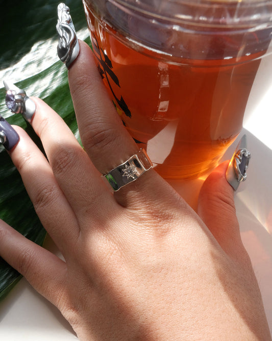 Model wearing hammered copper adjustable ring with an open band and a small polished star detail – front view – SWEEKU jewelry
