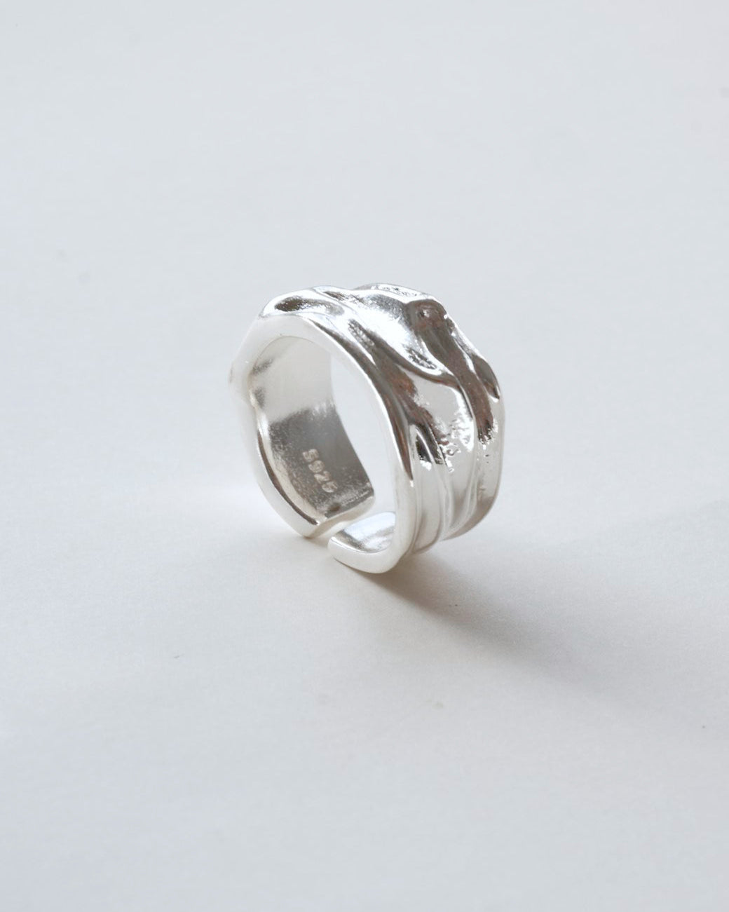 Sculptural molten metal ring with a polished, fluid design and adjustable band – detail view – SWEEKU jewelry
