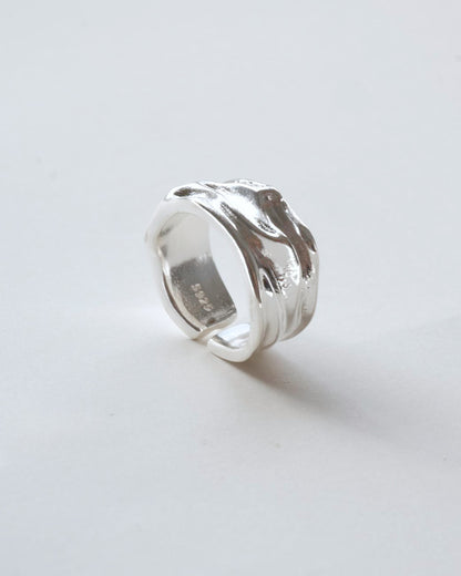 Sculptural molten metal ring with a polished, fluid design and adjustable band – detail view – SWEEKU jewelry
