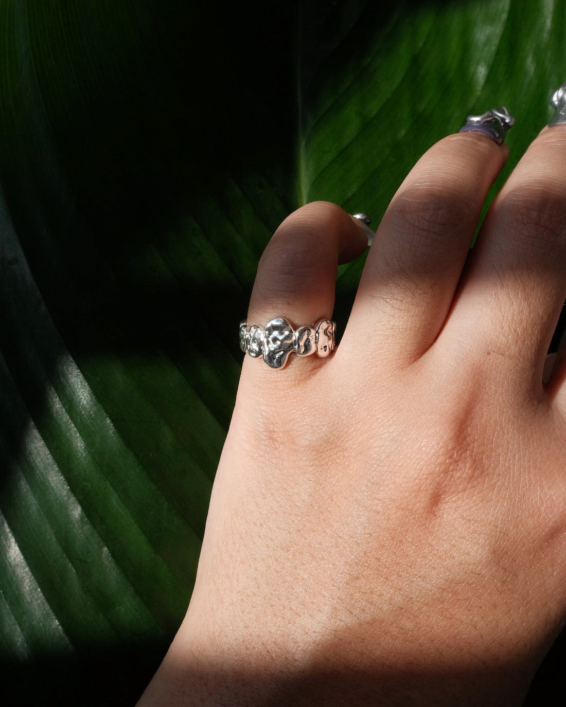Model wearing pebble link copper adjustable ring with an open band and a continuous sculptural design – front view – SWEEKU jewelry