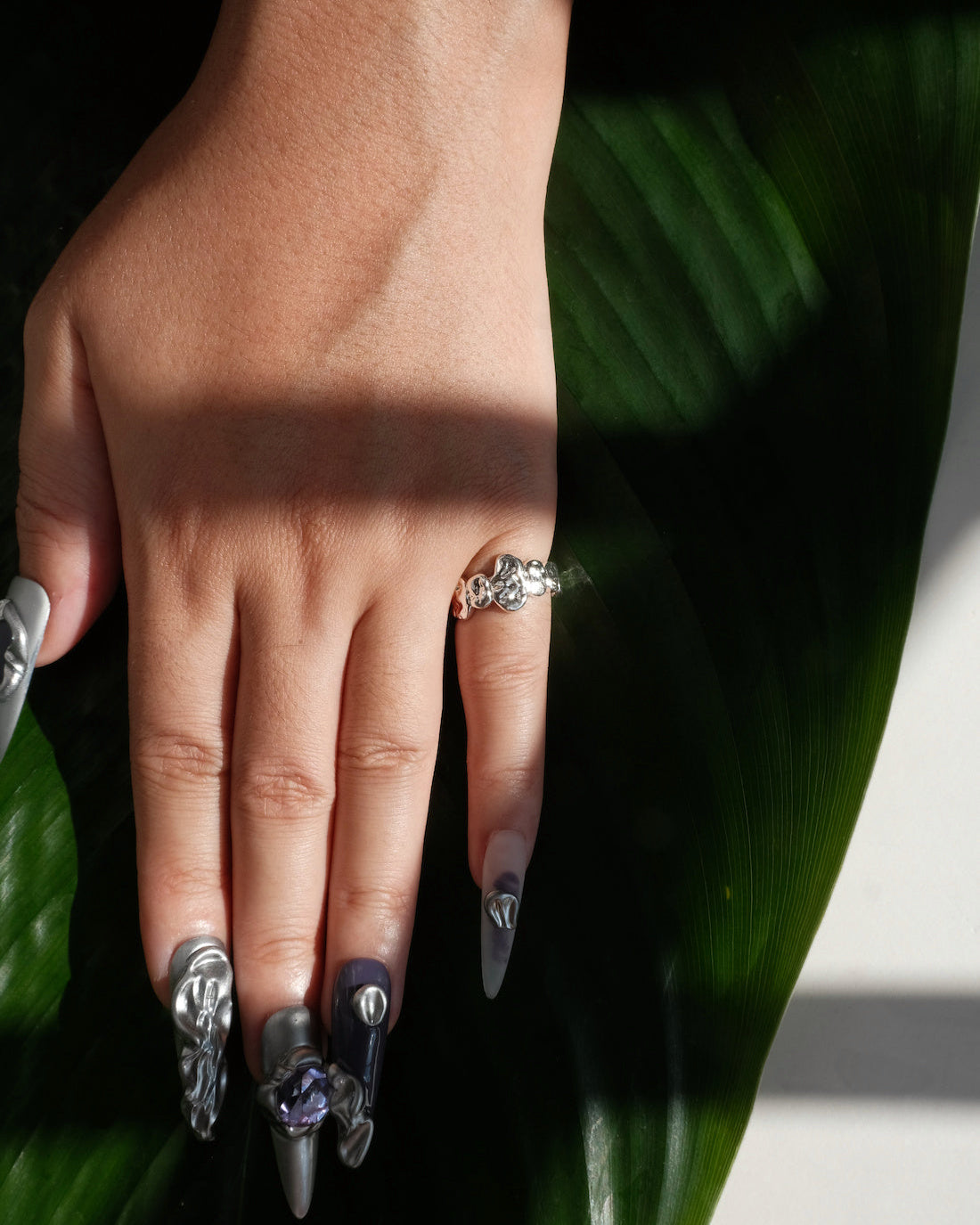 Model wearing pebble link copper adjustable ring with an open band and a continuous sculptural design – top view – SWEEKU jewelry
