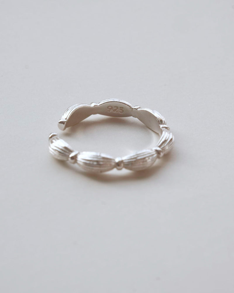 Ribbed copper adjustable ring with an open band and a small domed design – detail 925 – SWEEKU jewelry