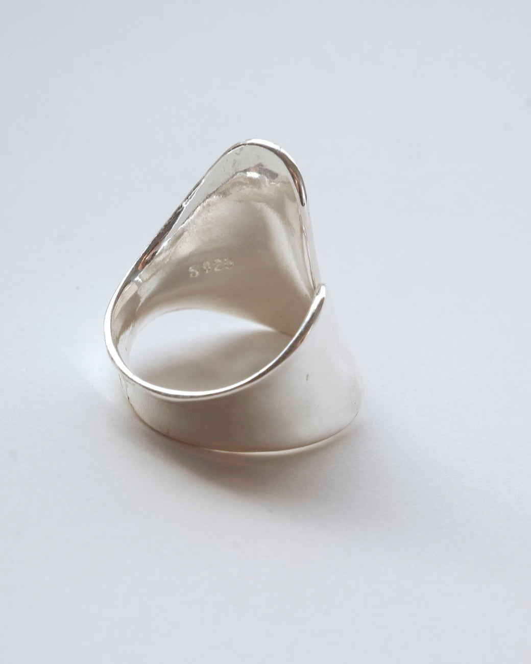 Sculptural fluid open ring with a polished finish and adjustable band – back view – SWEEKU jewelry