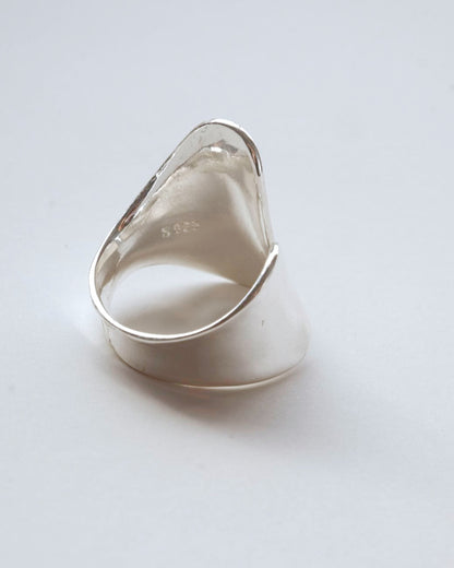Sculptural fluid open ring with a polished finish and adjustable band – back view – SWEEKU jewelry