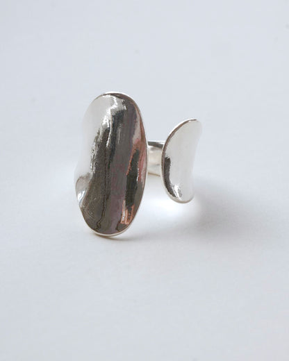 Sculptural fluid open ring with a polished finish and adjustable band – front view – SWEEKU jewelry