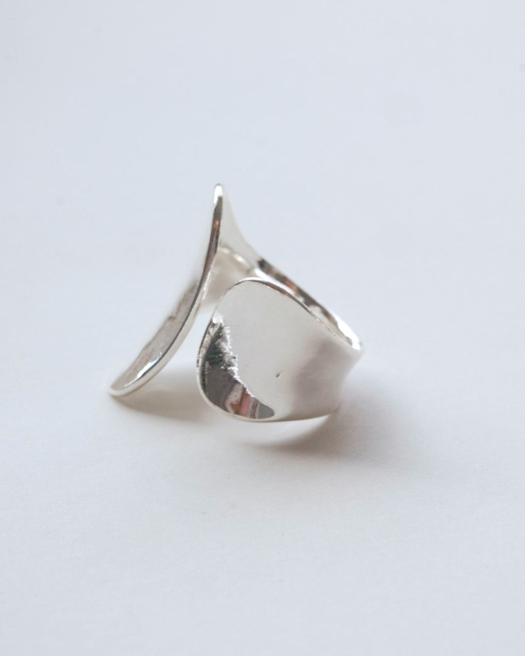 Sculptural fluid open ring with a polished finish and adjustable band – side view – SWEEKU jewelry